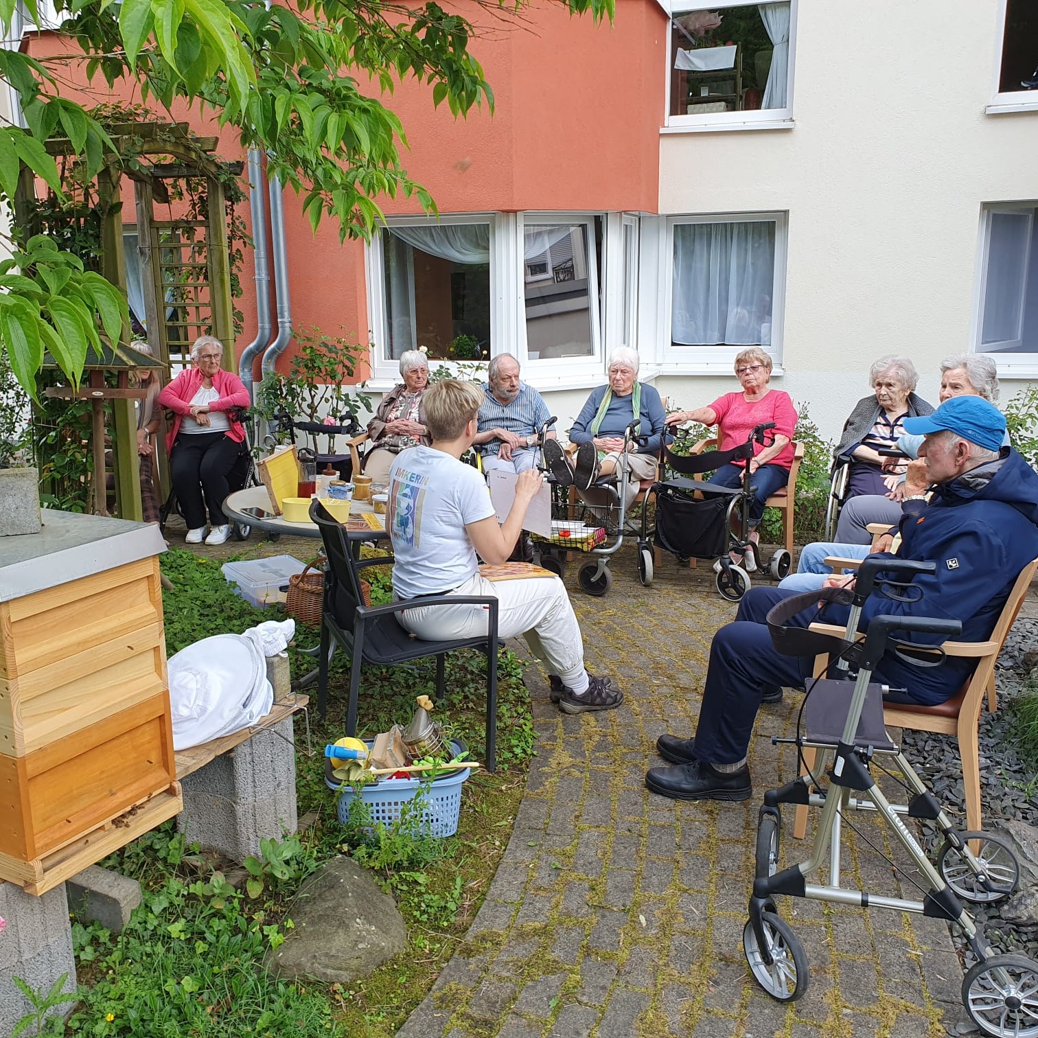 Gemütlich beisammen am Bienenstock